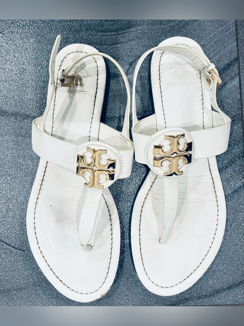 Tory Butch Bryce Ivory Leather Thing Flat Sandals with Gold T Medallions Size 9